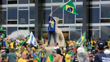Una multitud de simpatizantes de Jair Bolsonaro invadió edificios gubernamentales, incluido el palacio presidencial