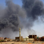 Los ataques aéreos golpean Jartum cuando los combates en Sudán entran en la sexta semana