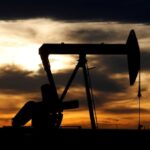 Petróleo cae por preocupaciones sobre demanda tras aumento inesperado de crudo en EE.UU.