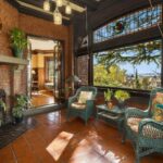 Un interior estilo artes y oficios y una vidriera en una casa en Capitol Hill, Seattle, $4.85mn