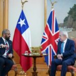 Cleverly y el ministro chileno Van Klaveren reconocieron la importancia de las relaciones de defensa entre el Reino Unido y Chile, destacando los fuertes vínculos navales que se remontan a más de 200 años.