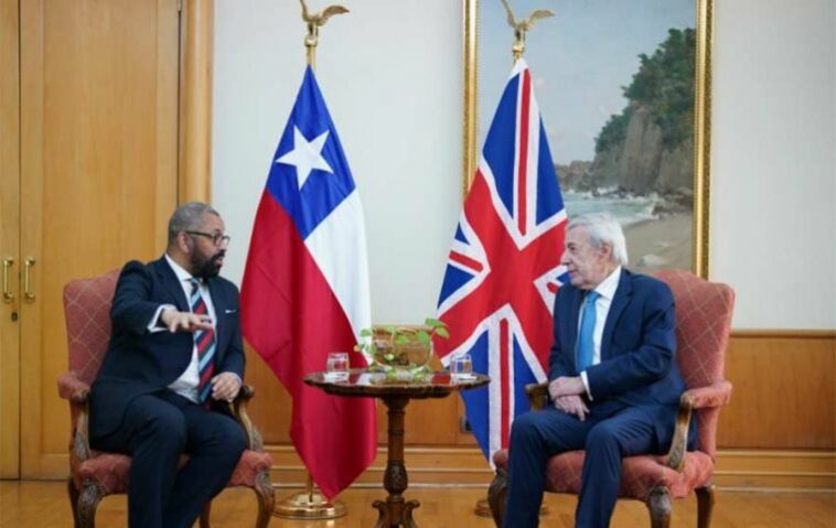 Cleverly y el ministro chileno Van Klaveren reconocieron la importancia de las relaciones de defensa entre el Reino Unido y Chile, destacando los fuertes vínculos navales que se remontan a más de 200 años.