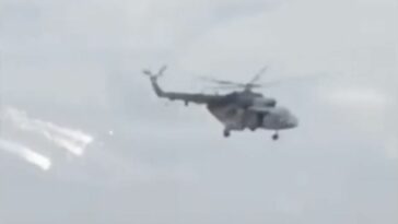 Un helicóptero vuela en círculos sobre la región rusa de Belgorod, el lugar de los combates entre los desertores rusos y las tropas pro-Kremlin en medio de la guerra en Ucrania.