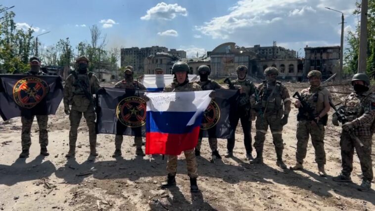 Yevgeny Prigozhin sostiene una bandera rusa en esta imagen de un video publicado el 20 de mayo de 2023.