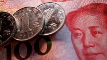 Bancos estatales de China vendían dólares en el exterior para frenar la caída del yuan: fuentes