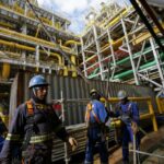 Trabajadores en una instalación costa afuera de Petrobras