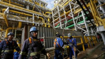 Trabajadores en una instalación costa afuera de Petrobras