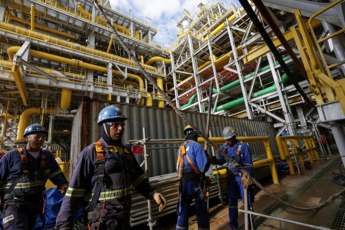 Trabajadores en una instalación costa afuera de Petrobras