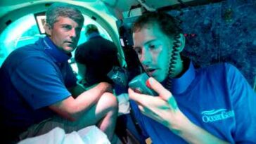 El piloto Randy Holt, a la derecha, se comunica con el barco de apoyo mientras él y Stockton Rush, a la izquierda, director ejecutivo y cofundador de OceanGate, se sumergen en el sumergible Antipodes de la empresa.