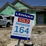 Constructores de viviendas de EE. UU.: la nueva construcción es un raro punto brillante en la penumbra inmobiliaria