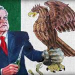 Ilustración de James Ferguson del presidente mexicano Andrés Manuel López Obrador lijando frente a la bandera. Sostiene las patas del águila marrón de la bandera con una mano y tijeras en la otra.
