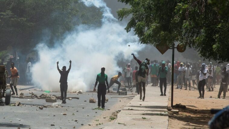 Enfrentamientos mortales en Senegal después de que el líder de la oposición es sentenciado a prisión