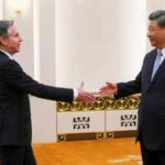 Blinken se acerca para estrechar la mano de Xi
