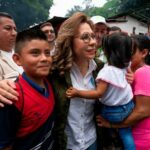 Sandra Torres rodeada de niños y simpatizantes en un acto de campaña