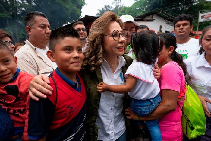 Sandra Torres rodeada de niños y simpatizantes en un acto de campaña