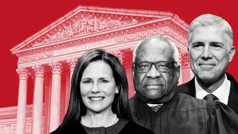 Montaje de imágenes de los jueces Amy Coney Barrett, Clarence Thomas y Neil Gorsuch en un contexto de la Corte Suprema