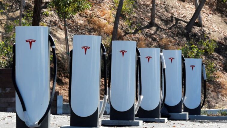 La tecnología de carga de Tesla acelera para convertirse en el estándar de EE. UU.