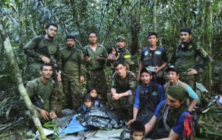 El presidente Petro escribió en Twitter y publicó una foto de militares e indígenas, supuestamente involucrados en la operación de rescate.