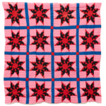 Una colcha rosa, morada y roja muestra 16 estrellas de ocho puntas dispuestas en un patrón de cuadrícula