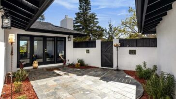 Una casa en blanco y negro con un soleado jardín estilo patio, $3.875mn
