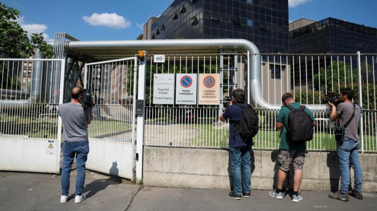 Medios afuera del hospital San Raffaele, donde murió Berlusconi, el lunes.