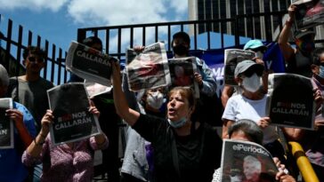 Periodistas en Ciudad de Guatemala protestan contra la detención de Zamora en julio pasado