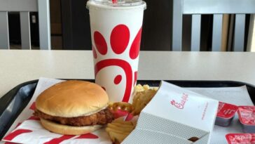 ¿Pollo frito 'despertado'?  Cadena de comida rápida en el centro de las guerras culturales de EE.UU.