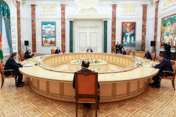 "Seguirán luchando por su país". Putin se reunió con "Vagerovtsy" - Gazeta.Ru