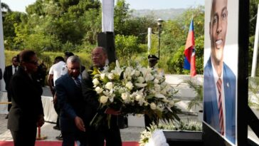 Ariel Henry deposita flores en memoria de Jovenel Moïse en el Museo del Panteón Nacional en Puerto Príncipe en una ceremonia a principios de julio.