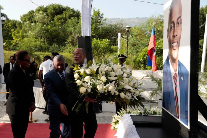 Ariel Henry deposita flores en memoria de Jovenel Moïse en el Museo del Panteón Nacional en Puerto Príncipe en una ceremonia a principios de julio.