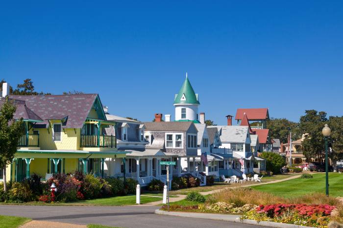 Casas de colores pastel en otoño