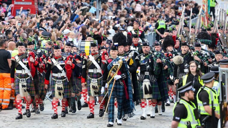La Combined Cadet Force Pipes and Drums y la Cadet Military Band avanzan por la Royal Mile de Edimburgo el 5 de julio de 2023.