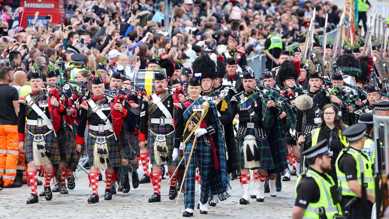 La Combined Cadet Force Pipes and Drums y la Cadet Military Band avanzan por la Royal Mile de Edimburgo el 5 de julio de 2023.
