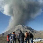 El volcán ha estado arrojando ceniza y gas desde principios de esta semana, que ha viajado hasta unos 5.500 metros en la atmósfera.