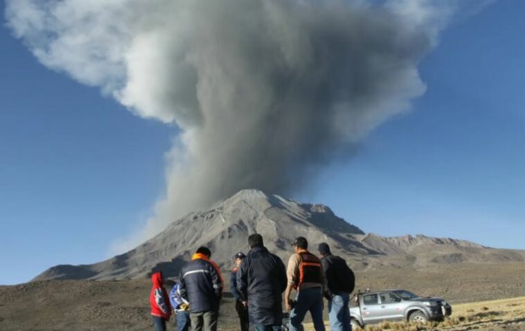 El volcán ha estado arrojando ceniza y gas desde principios de esta semana, que ha viajado hasta unos 5.500 metros en la atmósfera.