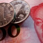Exclusivo-Bancos estatales de China vendían dólares en el extranjero para frenar la caída del yuan: fuentes