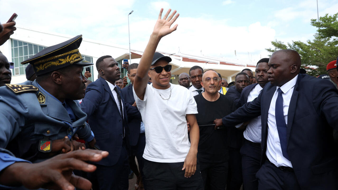 La estrella del fútbol francés Mbappé visita el Camerún natal de su padre