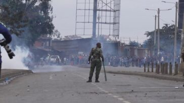 La policía de Kenia dispara gases lacrimógenos contra los manifestantes por aumentos de impuestos