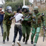 Los enfrentamientos estallan en Kenia cuando la policía dispara gases lacrimógenos contra los manifestantes antigubernamentales