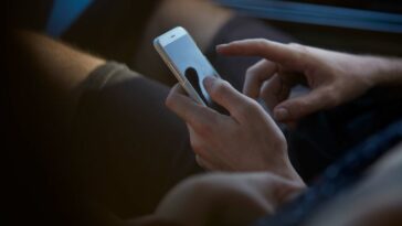 Los teléfonos móviles serán prohibidos en las aulas de las escuelas holandesas el próximo año |  CNN