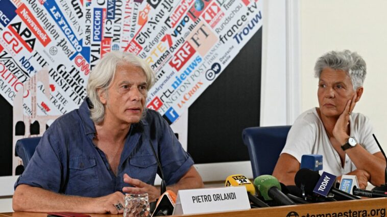 Pietro Orlandi (izquierda) y Natalina Orlandi, hermanos de Emanuela Orlandi, brindan una conferencia de prensa sobre los nuevos desarrollos en el caso, en la Asociación de Prensa Extranjera en Roma, el 11 de julio de 2023.