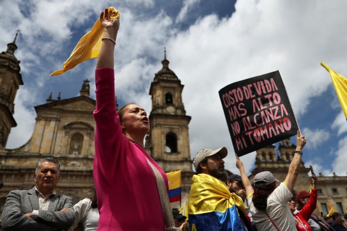 Manifestantes protestan contra las reformas de Gustavo Petro en los sectores de salud, jubilación, empleo y penitenciario, en Bogotá