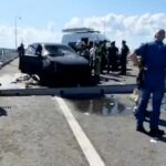 Los investigadores rusos se reúnen cerca de un automóvil destruido en la sección dañada del puente el 17 de julio de 2023.