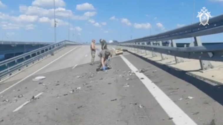 Investigadores rusos trabajan en la escena en la sección del puente dañada el 17 de julio de 2023.