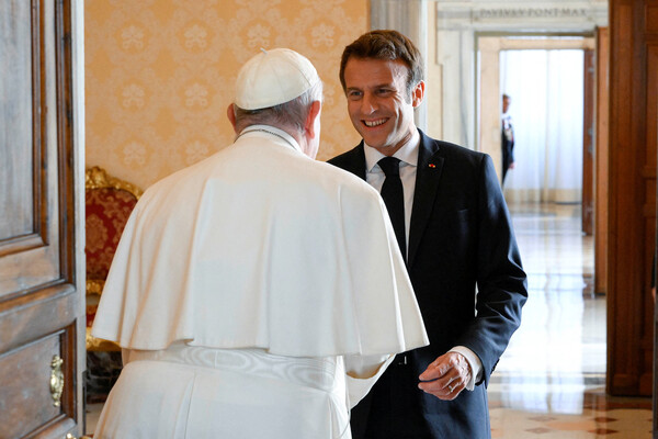 entre planos.  El Papa invitó al patriarca Cirilo a un encuentro en el aeropuerto de Moscú