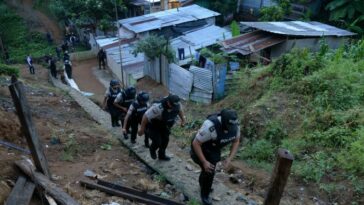 La policía ecuatoriana realiza un operativo de seguridad en el marco de la lucha contra bandas extorsionadoras en una barriada del noreste de Guayaquil