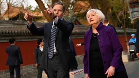 La secretaria del Tesoro de Estados Unidos, Janet Yellen (derecha), visita un barrio de Beijing con el embajador de Estados Unidos en China, Nicholas Burns, el lunes.
