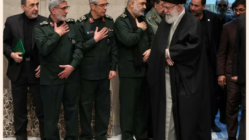 El ayatolá Ali Jamenei con la Guardia Revolucionaria