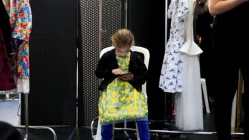Francia debe frenar el uso de teléfonos inteligentes y redes sociales por parte de niños y adolescentes, dice un panel