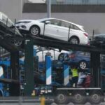 Un empleado asegura los vehículos en un transportador en la planta de Vauxhall en Ellesmere Port